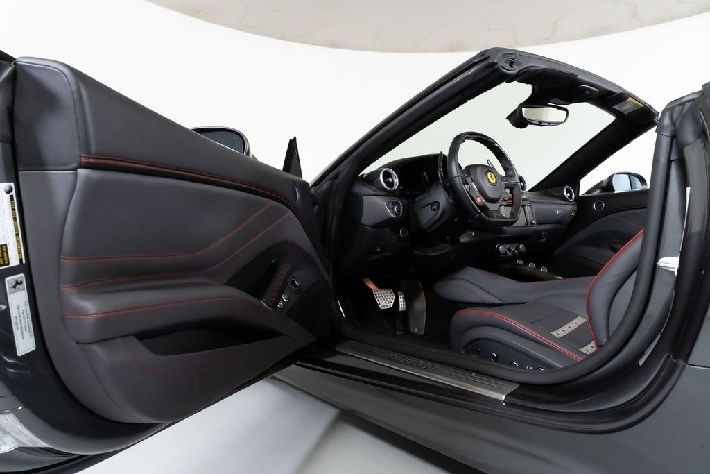 Used 2015 Ferrari California T RWD image 29