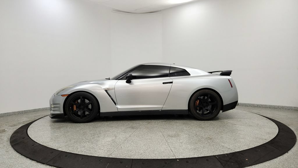 Used 2010 Nissan GT-R Premium AWD/4WD image 2