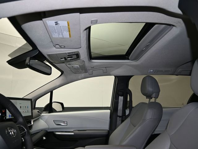 Used 2025 Toyota Sienna XLE image 26