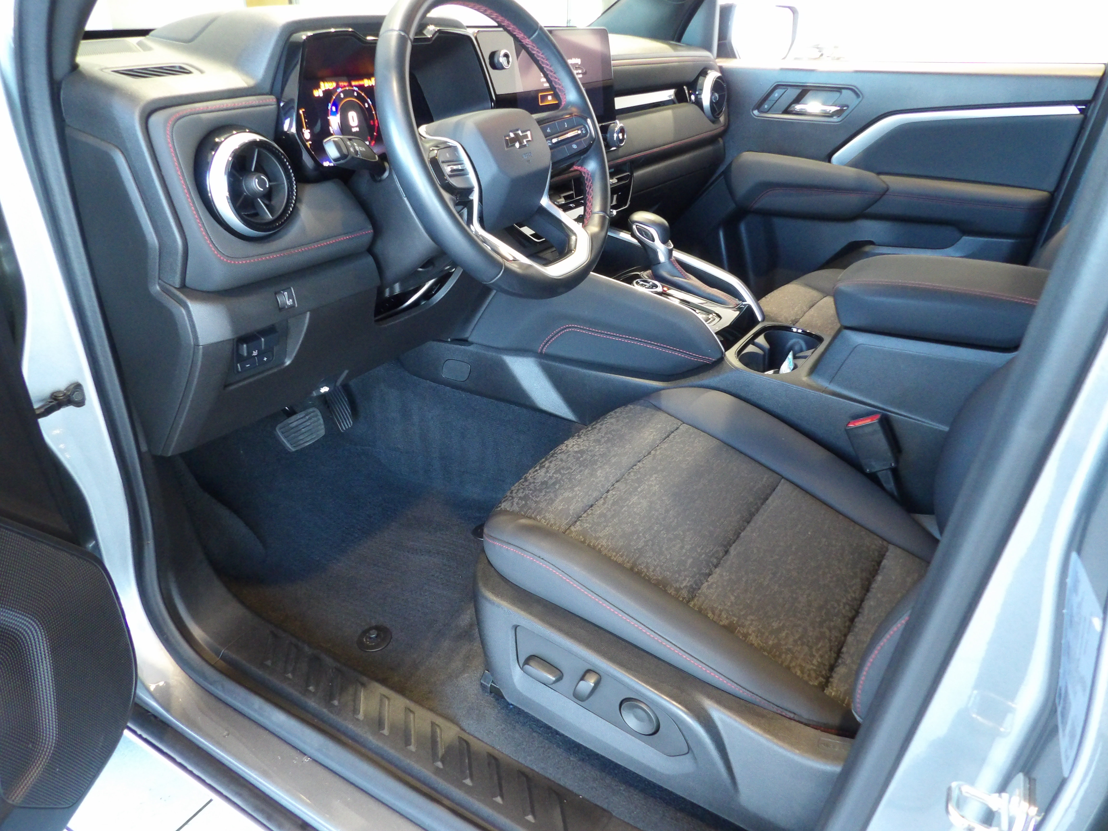 Used 2023 Chevrolet Colorado Z71 w/ Z71 Convenience Package 2 AWD/4WD image 9