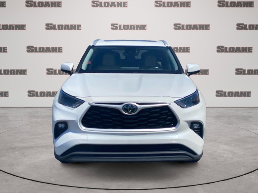 Used 2022 Toyota Highlander XLE AWD/4WD image 3