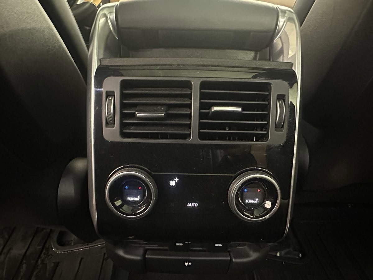 Used 2020 Land Rover Range Rover Sport SVR image 28