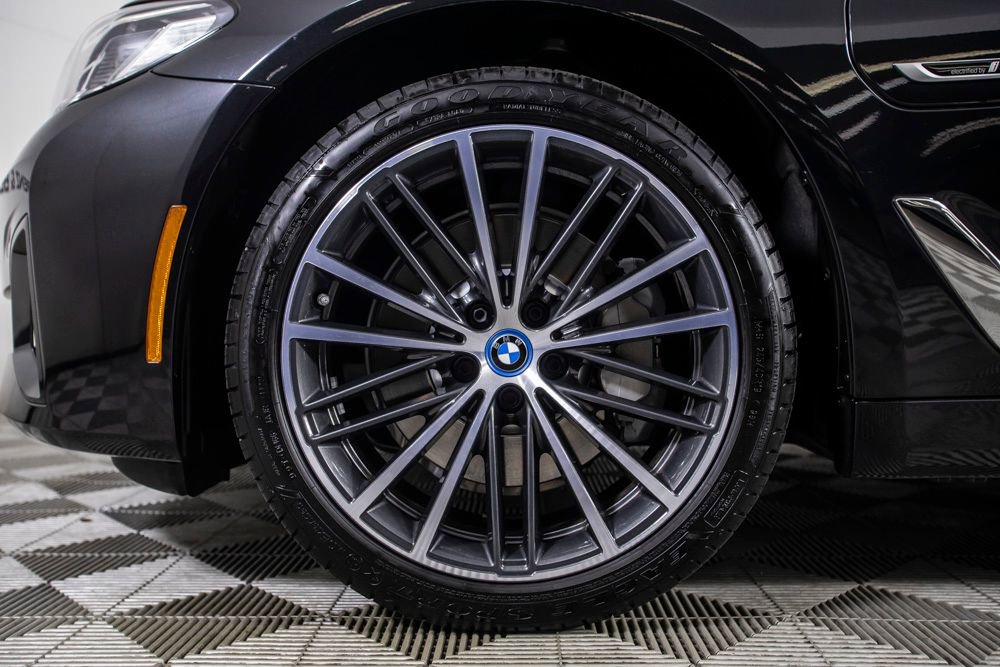 Used 2023 BMW 530e w/ Executive Package image 17
