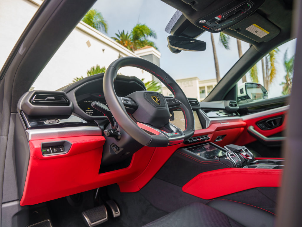 Used 2025 Lamborghini Urus SE AWD/4WD image 16