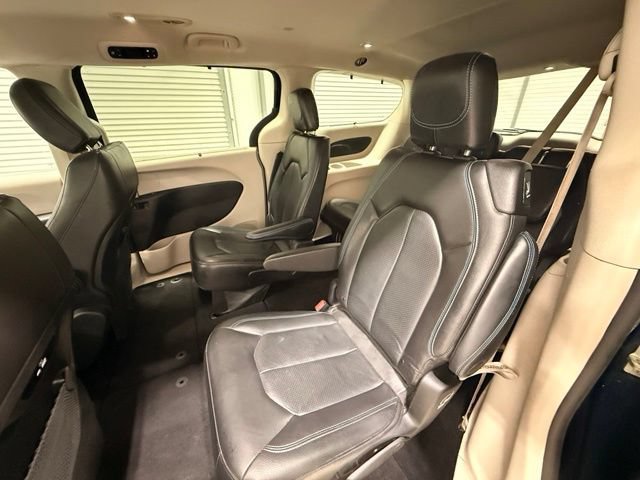 Used 2021 Chrysler Pacifica Touring-L FWD image 18