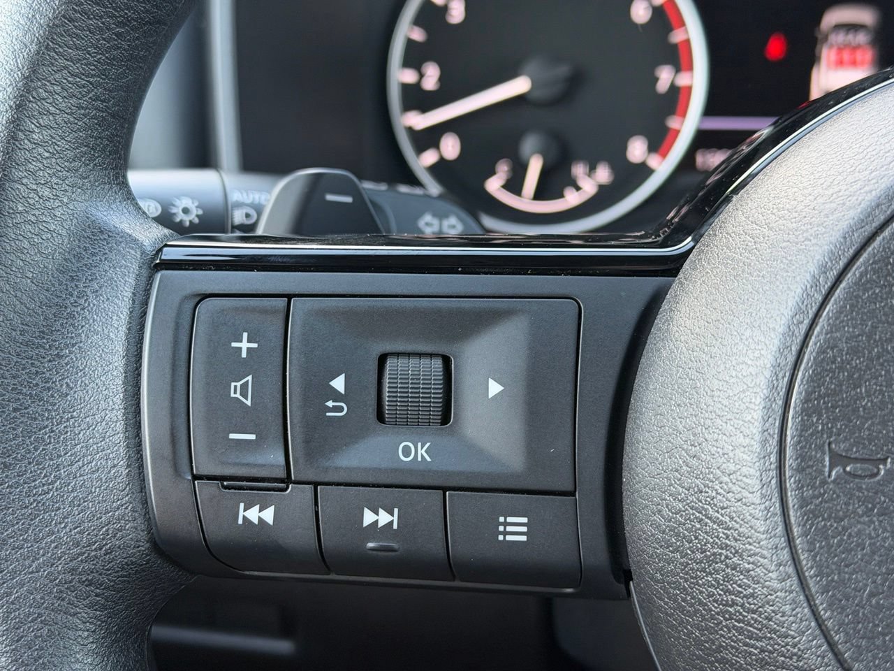 Certified 2023 Nissan Rogue SV FWD image 15