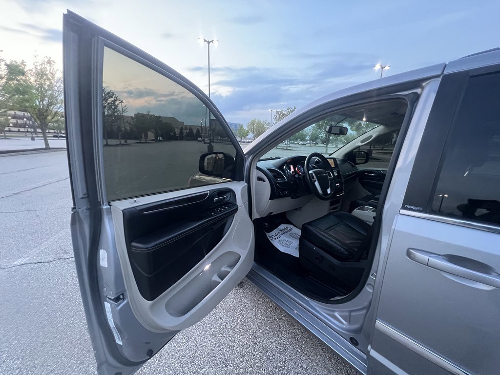 Used 2014 Chrysler Town & Country Touring FWD image 17