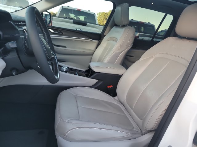 Used 2023 Jeep Grand Cherokee Overland AWD/4WD image 20