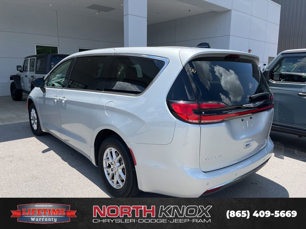 Used 2024 Chrysler Pacifica Touring-L image 4