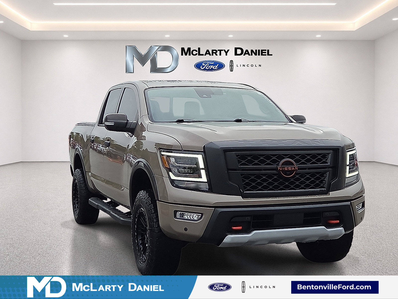 Used 2023 Nissan Titan PRO-4X w/ Pro-4x Convenience Package AWD/4WD image 1