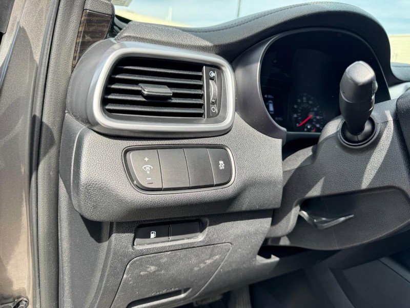 Used 2019 Kia Sorento L FWD image 14