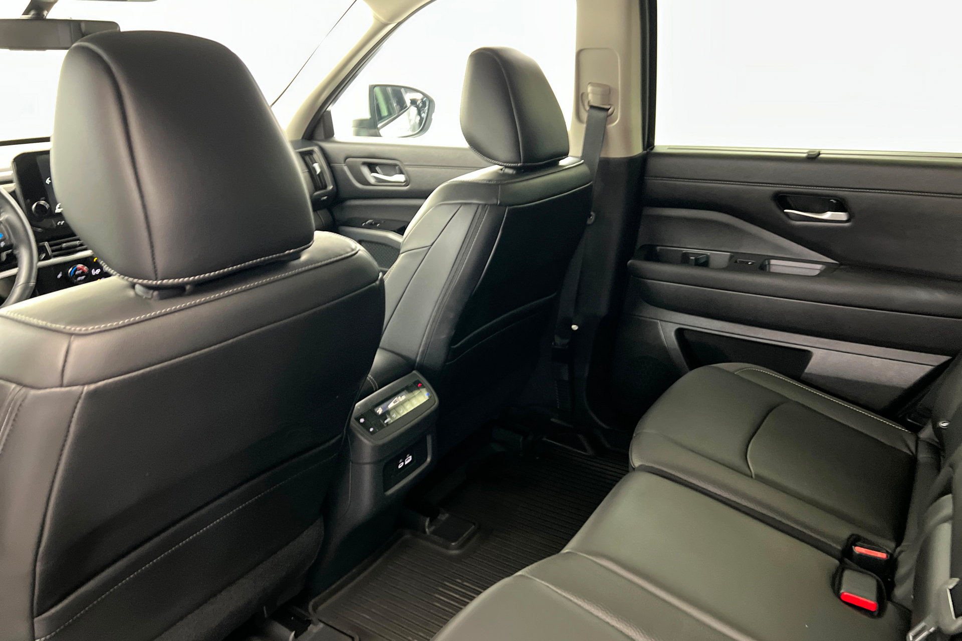 Used 2025 Nissan Pathfinder SL FWD image 21