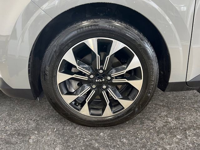 Certified 2024 Kia Carnival EX image 12