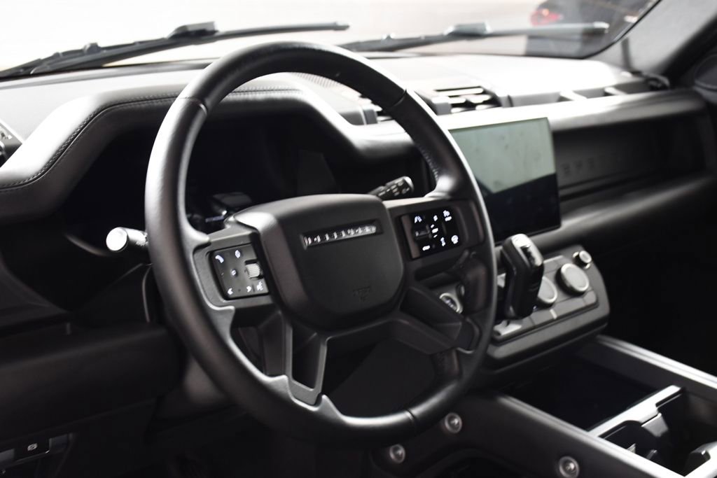 Used 2025 Land Rover Defender 130 X-Dynamic SE image 13