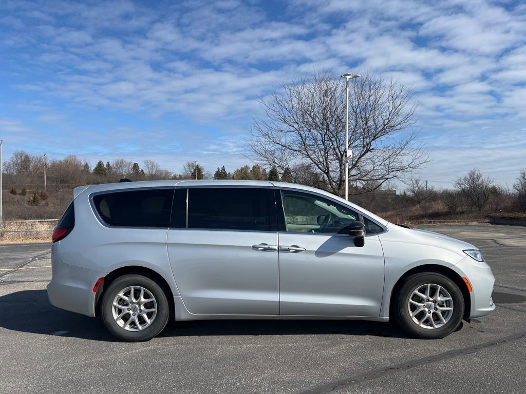 Used 2024 Chrysler Pacifica Touring-L image 3