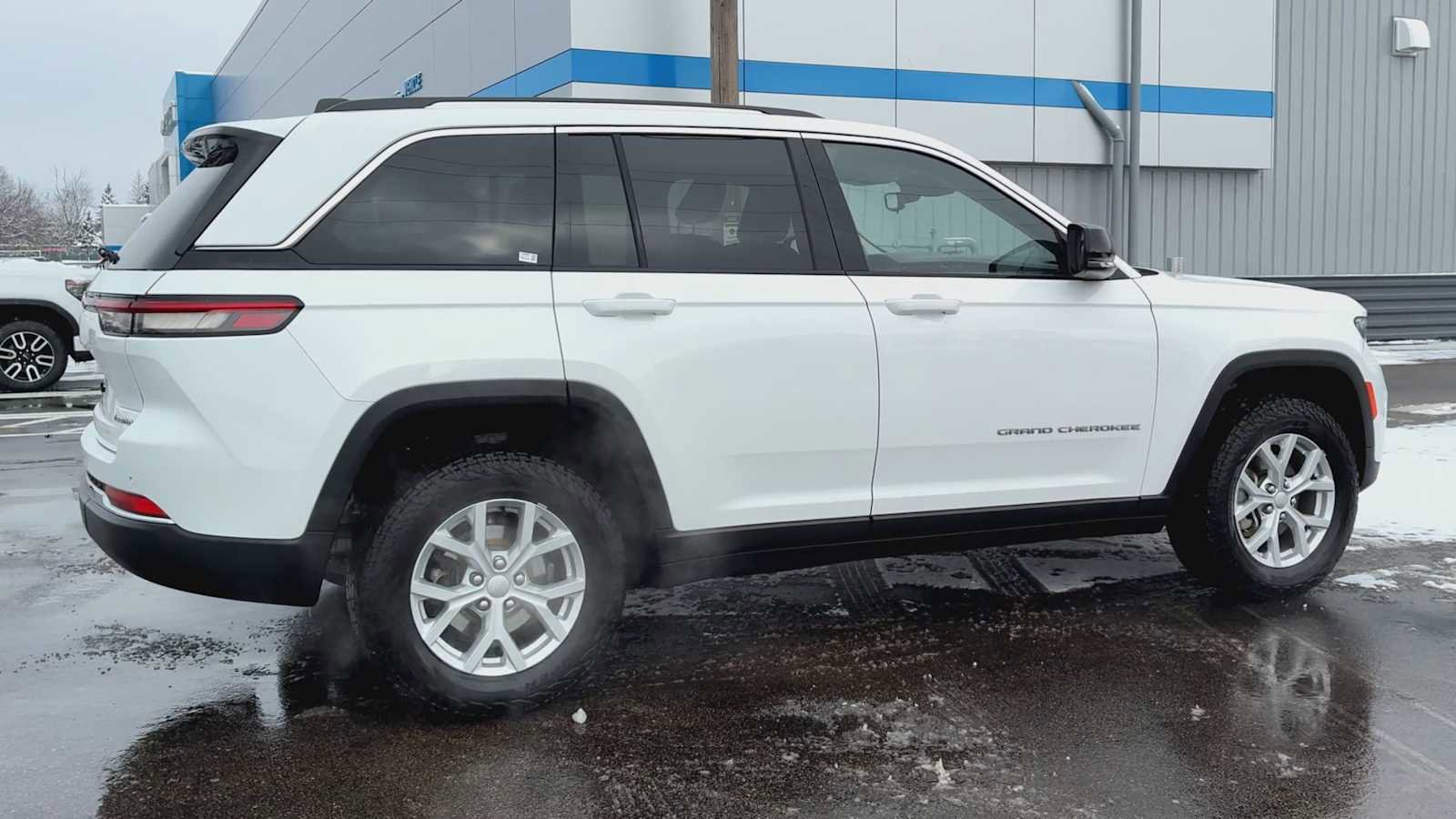 Used 2023 Jeep Grand Cherokee Limited image 2