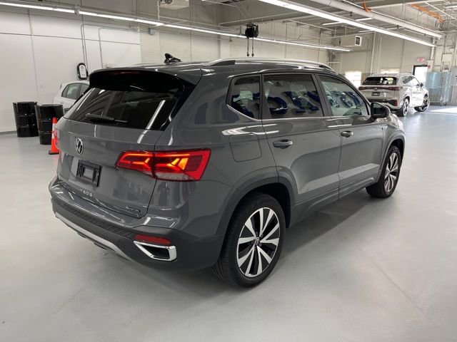 Used 2022 Volkswagen Taos SE w/ IQ.Drive SE Package image 4
