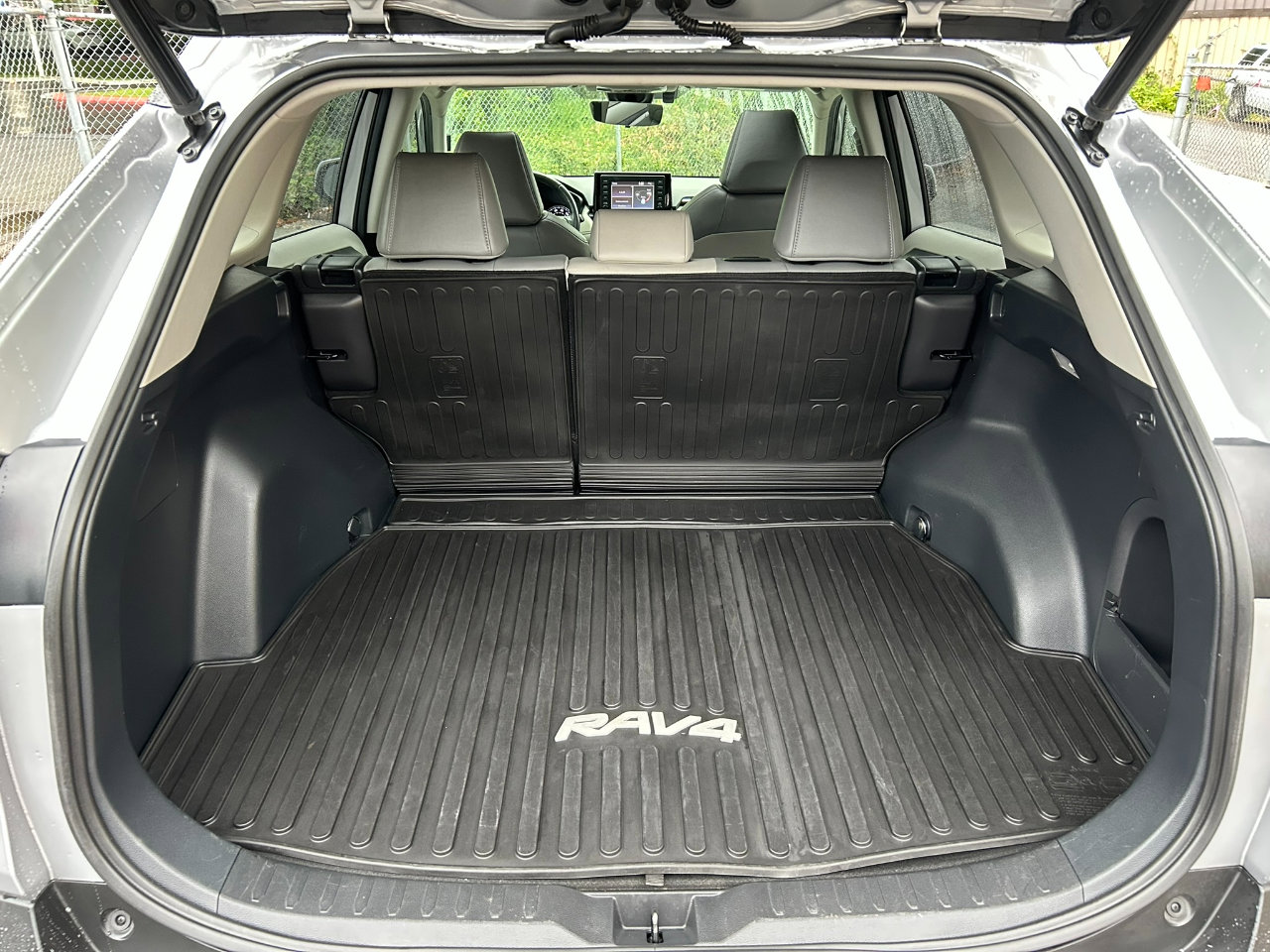 Used 2021 Toyota RAV4 XLE Premium image 18