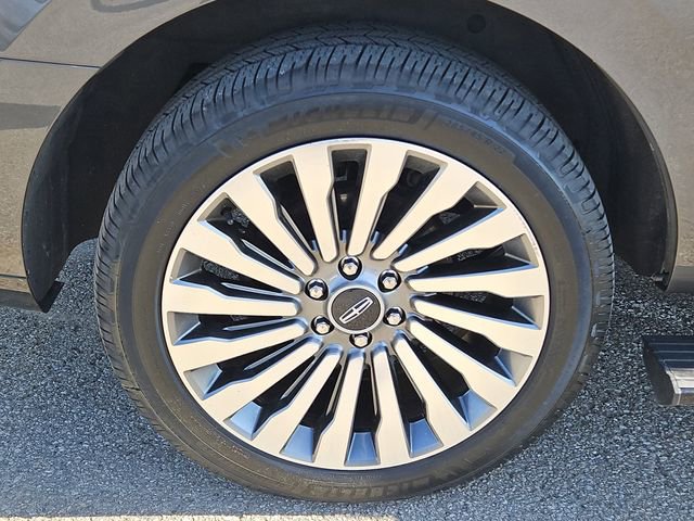 Used 2018 Lincoln Navigator Reserve w/ Technology Package AWD/4WD image 9