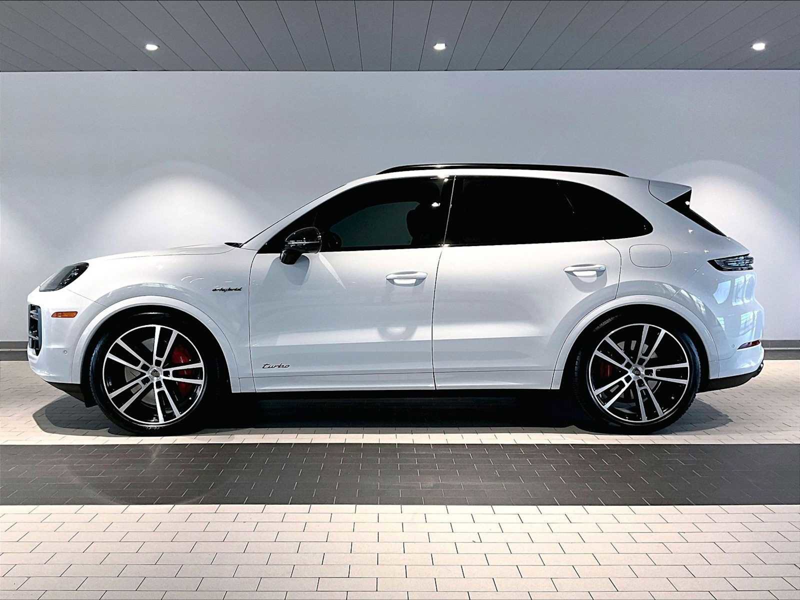 Used 2025 Porsche Cayenne Turbo image 2