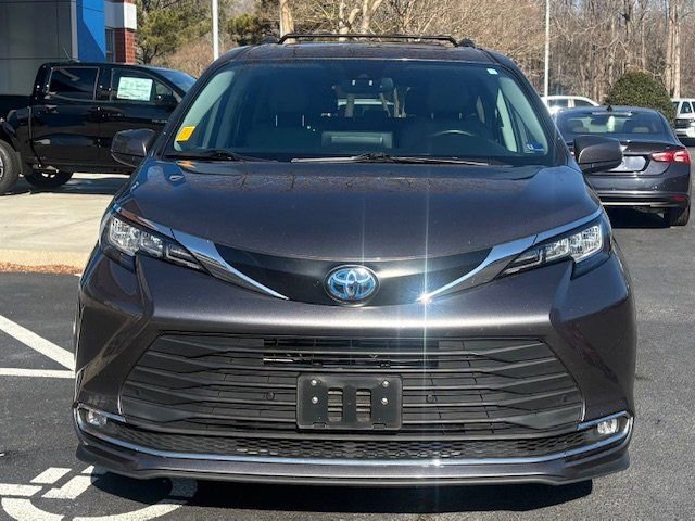 Used 2023 Toyota Sienna XLE image 3