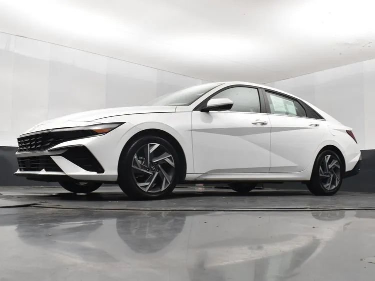Used 2025 Hyundai Elantra SEL FWD image 12