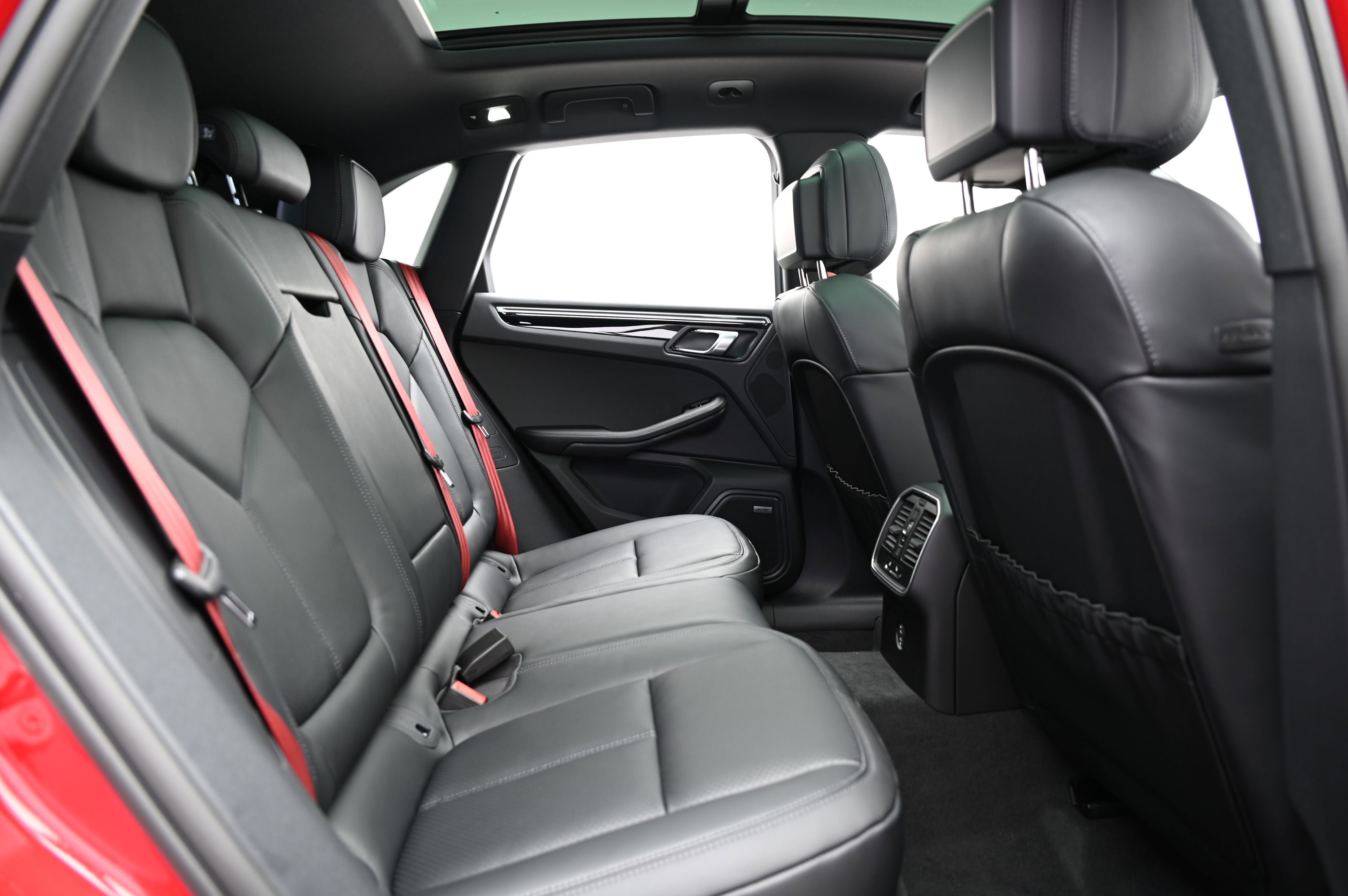 Used 2025 Porsche Macan image 24