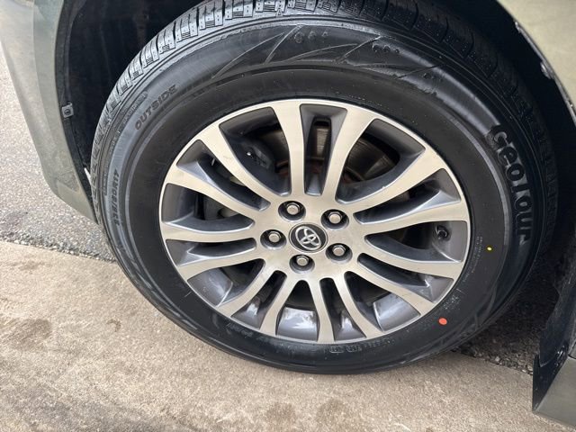 Used 2018 Toyota Sienna XLE w/ XLE Navigation Package image 11