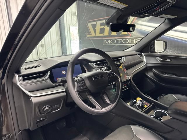 Used 2025 Jeep Grand Cherokee L Altitude AWD/4WD image 5