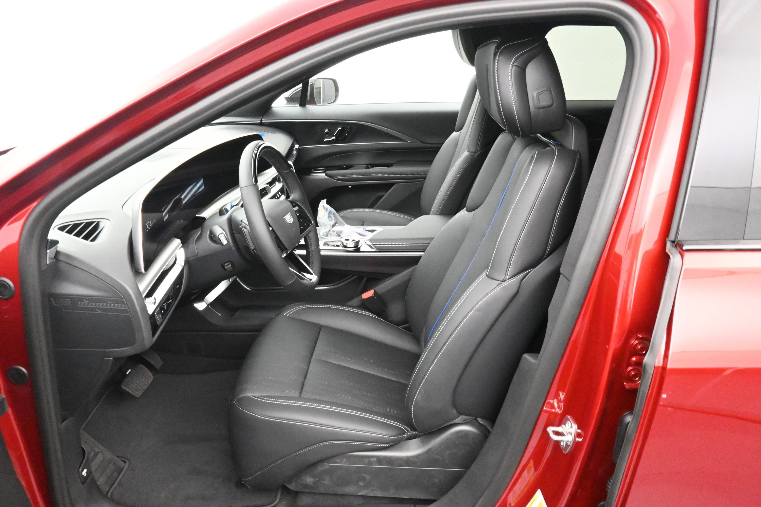 New 2026 Cadillac Lyriq Luxury w/ LPO, Floor Liner Package AWD/4WD image 11