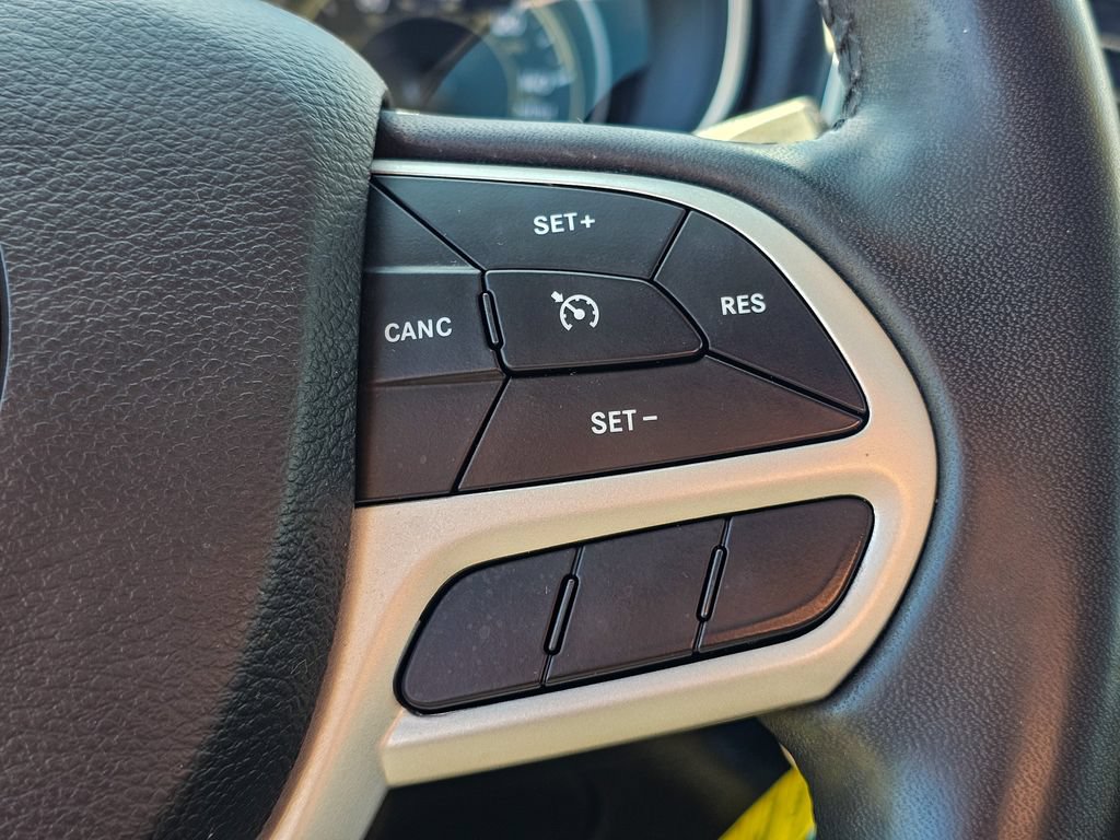 Certified 2022 Jeep Cherokee Latitude w/ Sun & Sound Group AWD/4WD image 21