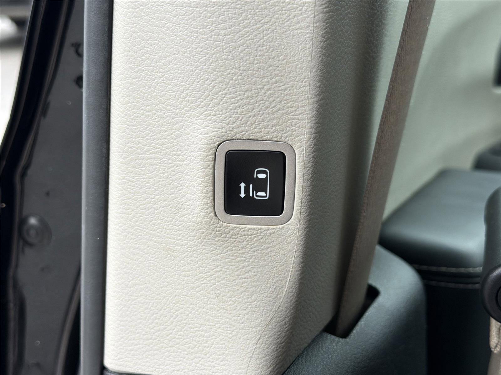 Used 2023 Chrysler Pacifica Touring-L FWD image 21