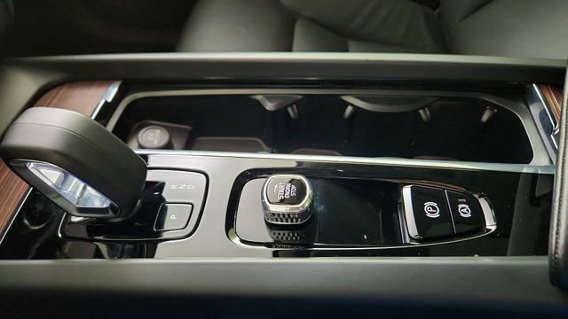 Certified 2024 Volvo XC60 B5 Plus w/ Protection Package Premier AWD/4WD image 17