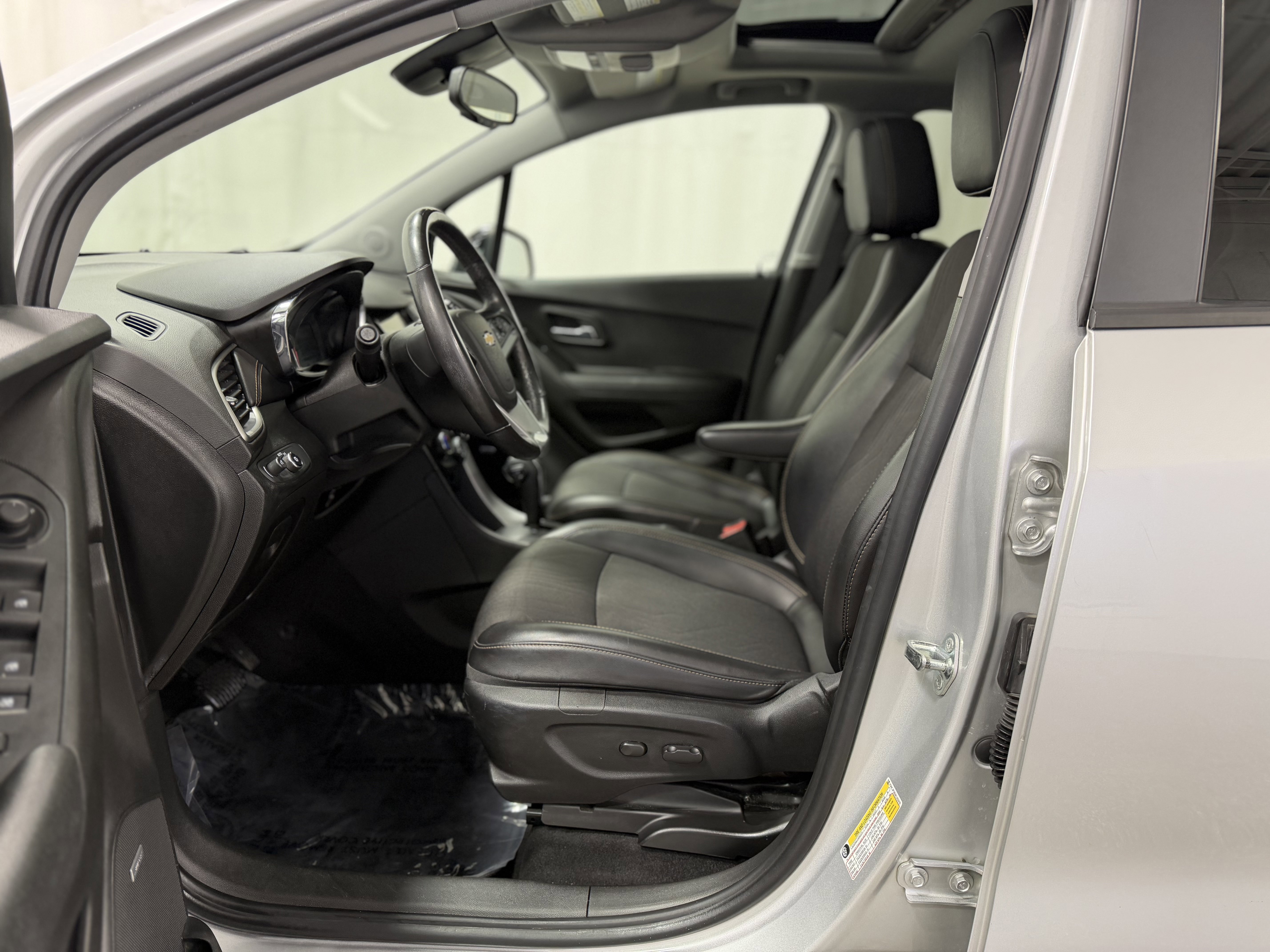 Used 2019 Chevrolet Trax LT w/ Sun & Sound Package image 14