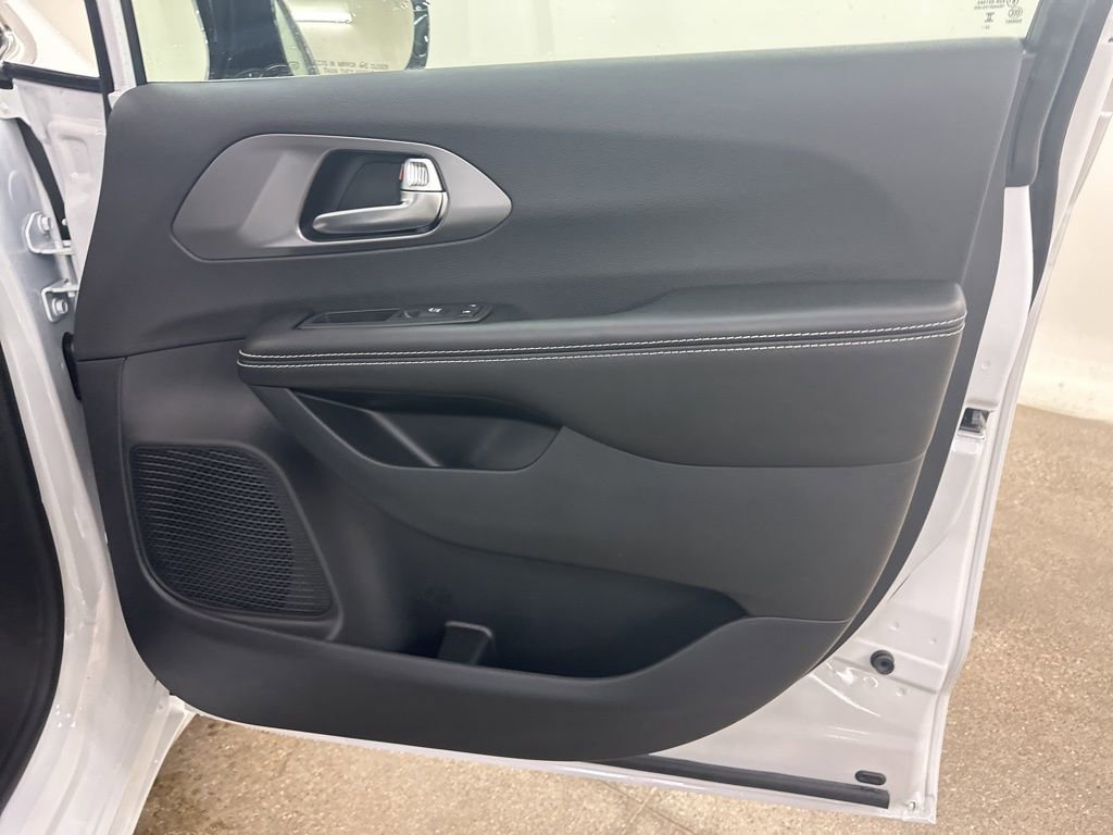 New 2026 Chrysler Pacifica Select image 17