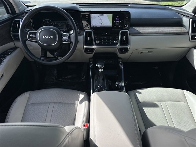 Used 2022 Kia Sorento EX w/ Panoramic Sunroof Package image 18