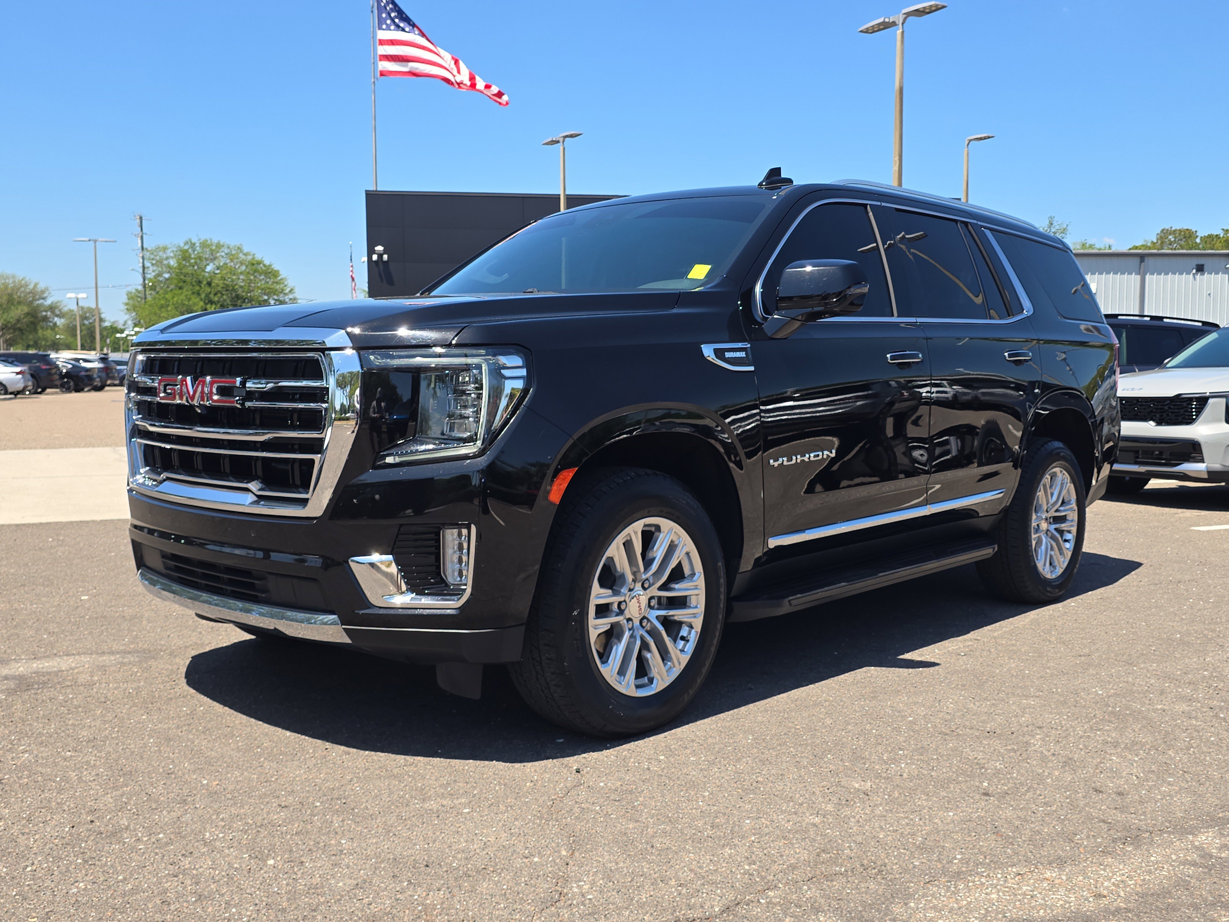 Used 2023 GMC Yukon SLT w/ SLT Luxury Package AWD/4WD image 4