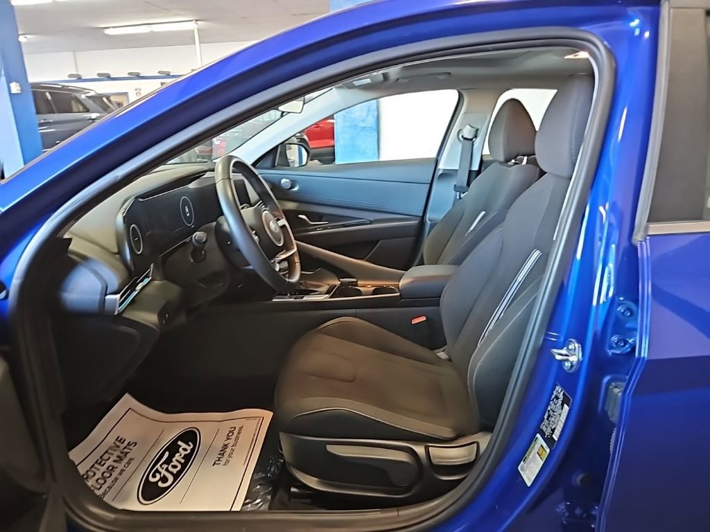Used 2025 Hyundai Elantra SEL image 16