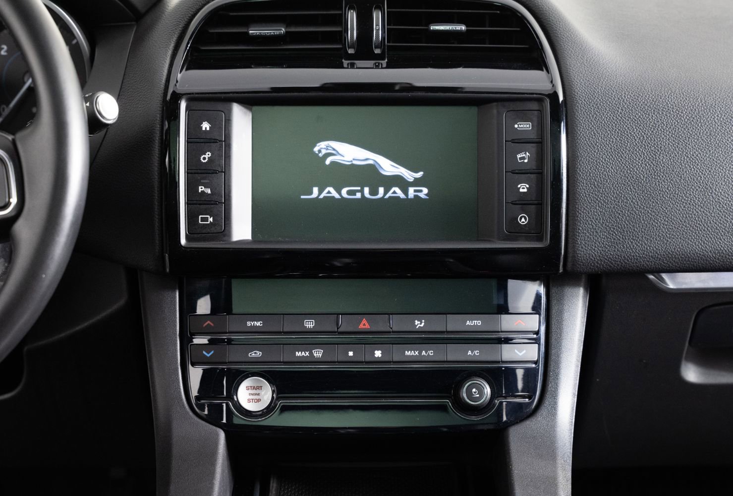 Used 2018 Jaguar F-PACE Premium image 37