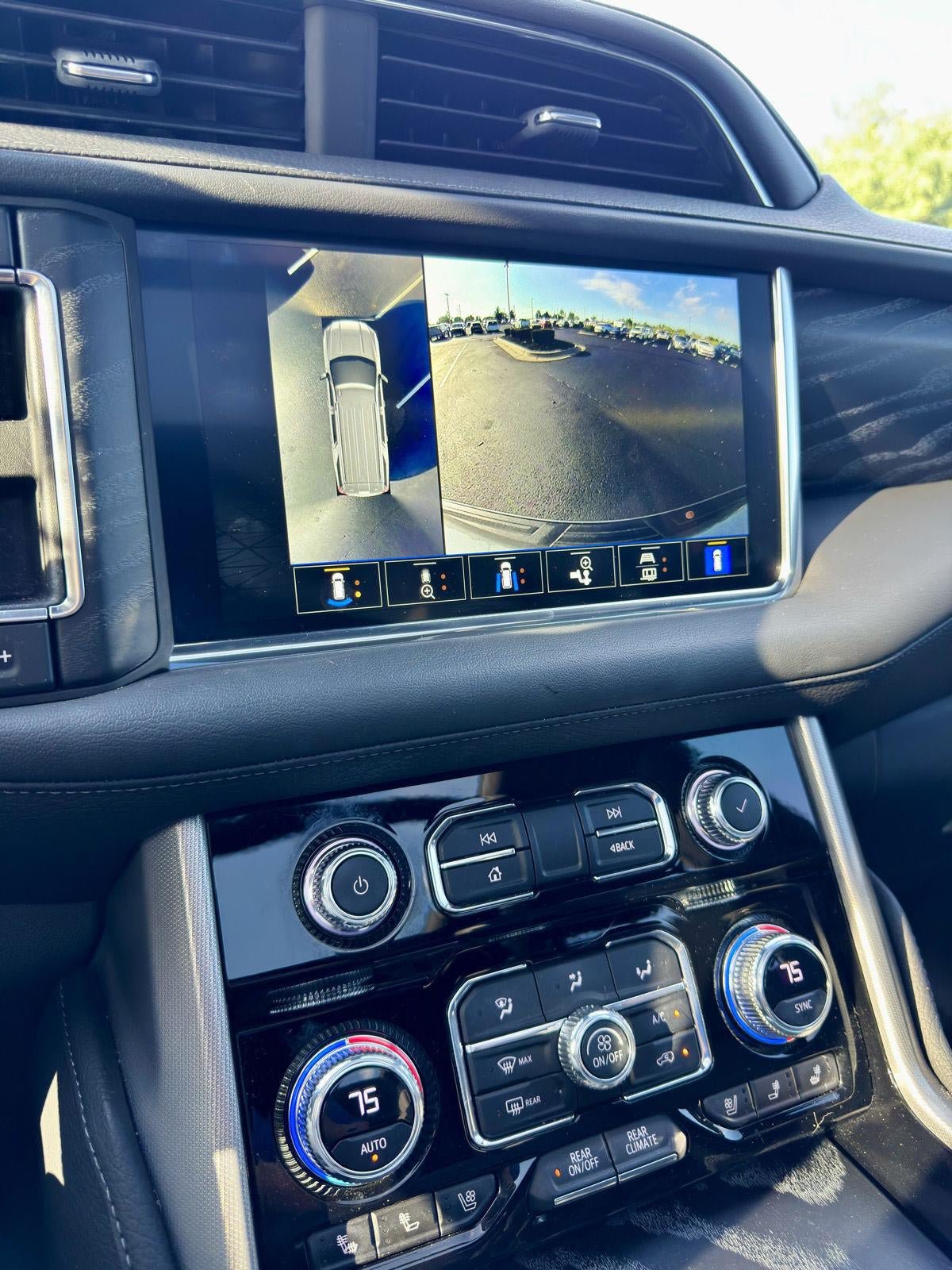 Used 2023 GMC Yukon XL Denali AWD/4WD image 24
