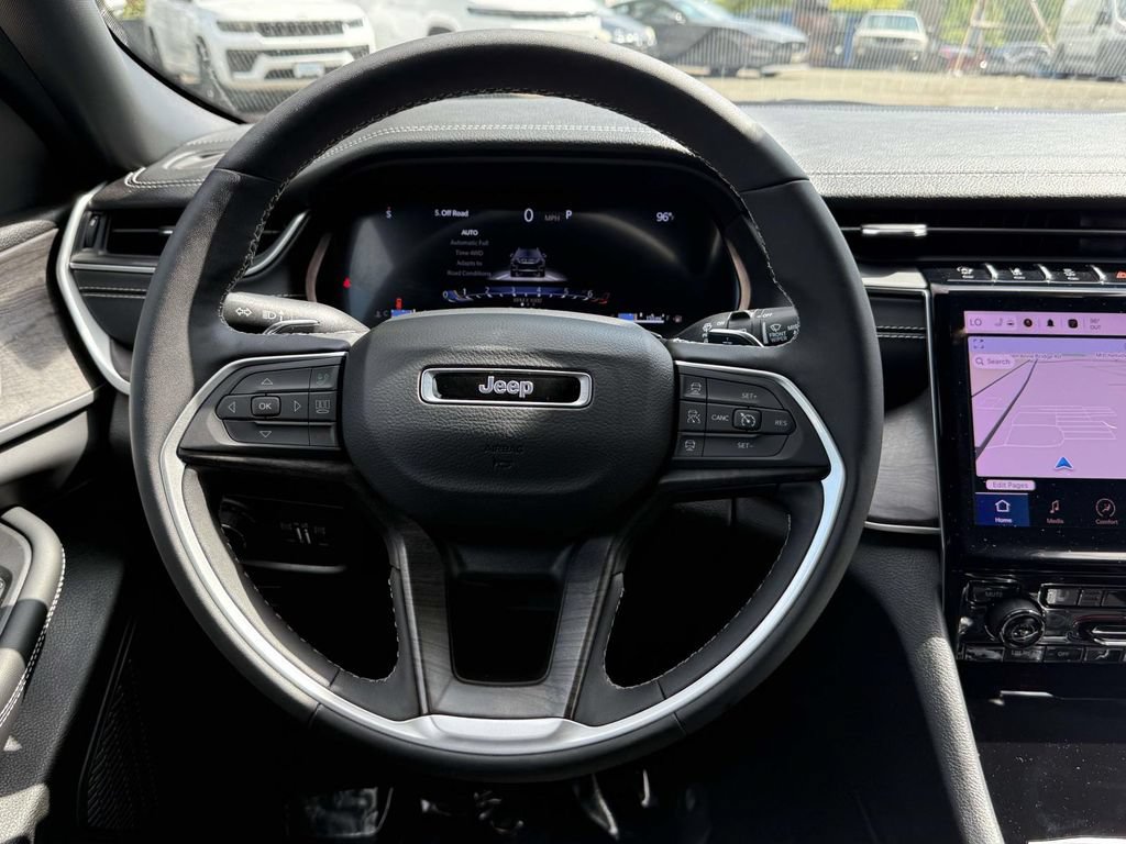 Used 2025 Jeep Grand Cherokee Limited AWD/4WD image 17