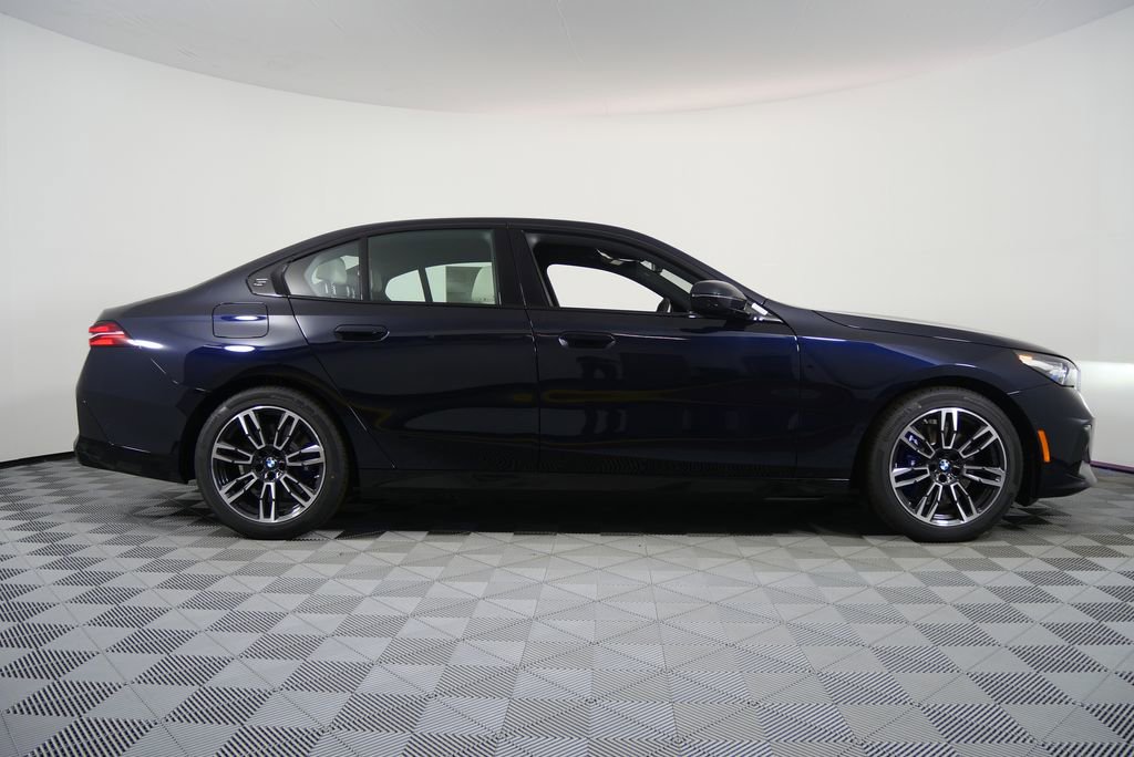 Used 2026 BMW 530i xDrive w/ M Sport Package AWD/4WD image 4