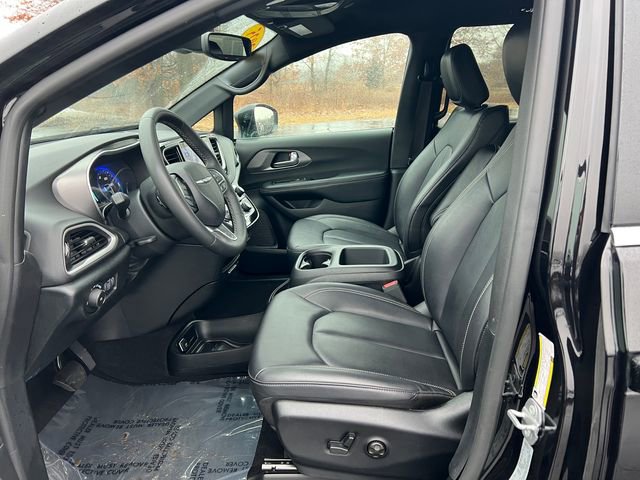 Used 2025 Chrysler Pacifica Select image 3