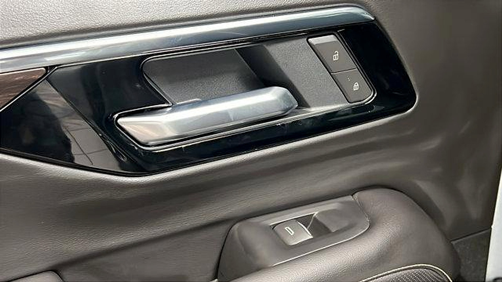 New 2025 Chevrolet Suburban Premier w/ Sun And Tow Package image 10