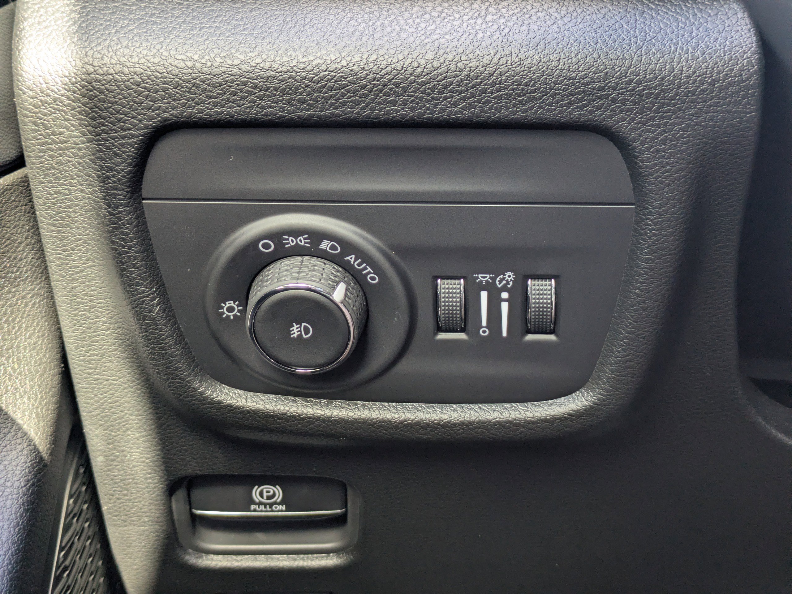 Used 2025 Jeep Grand Cherokee L Limited w/ Black Appearance Package AWD/4WD image 28