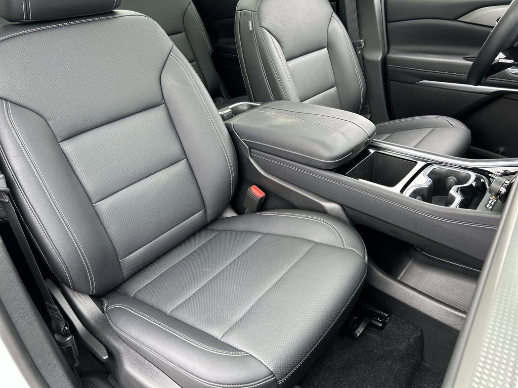 Used 2025 Chevrolet Traverse LT w/ Sun and Wheel Package image 29