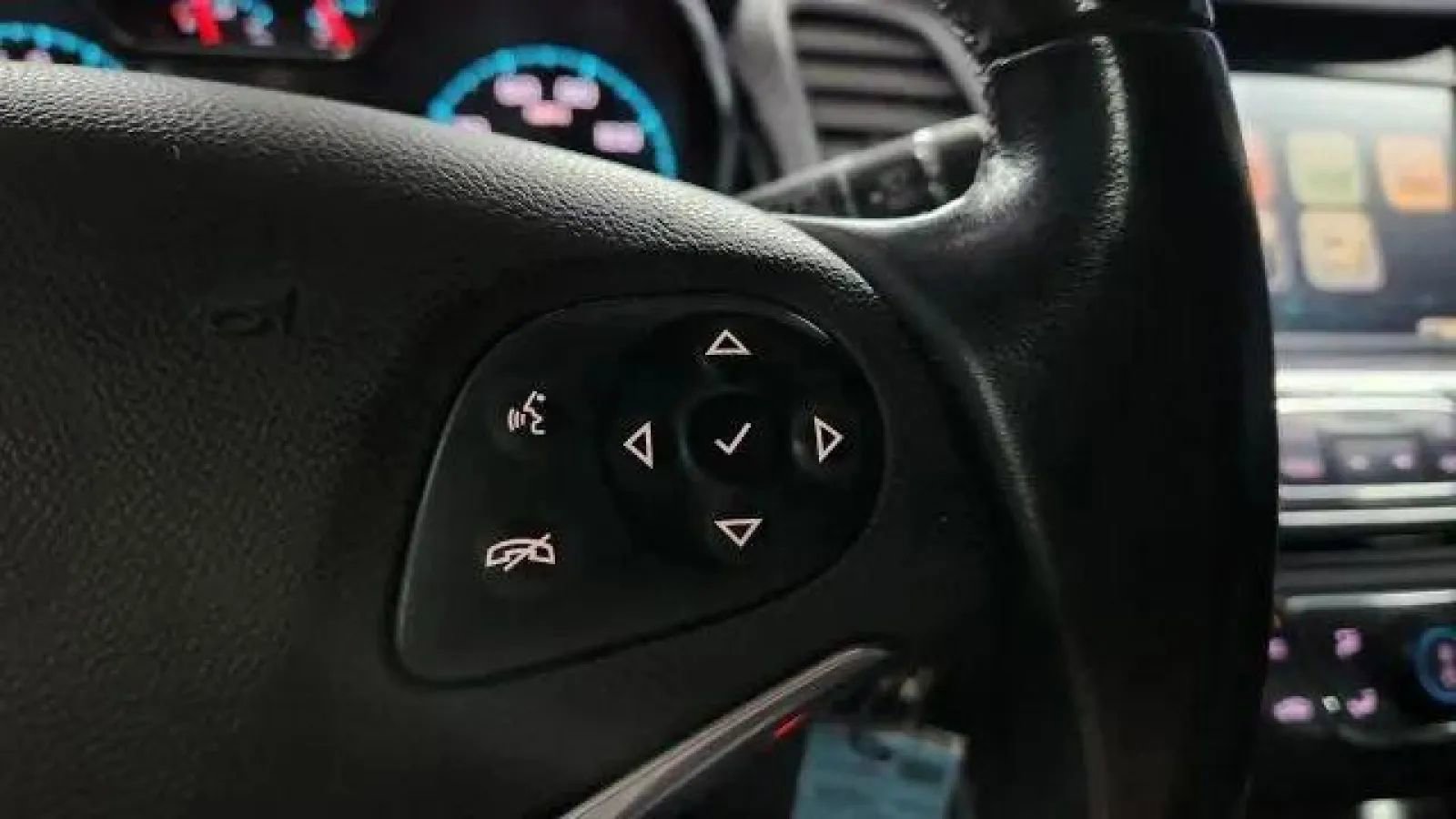 Used 2015 Chevrolet Impala LT w/ Convenience Package image 28