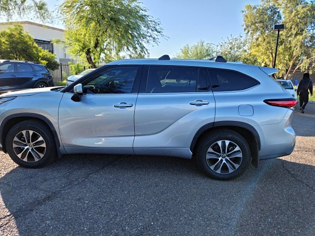 Used 2022 Toyota Highlander XLE FWD image 17