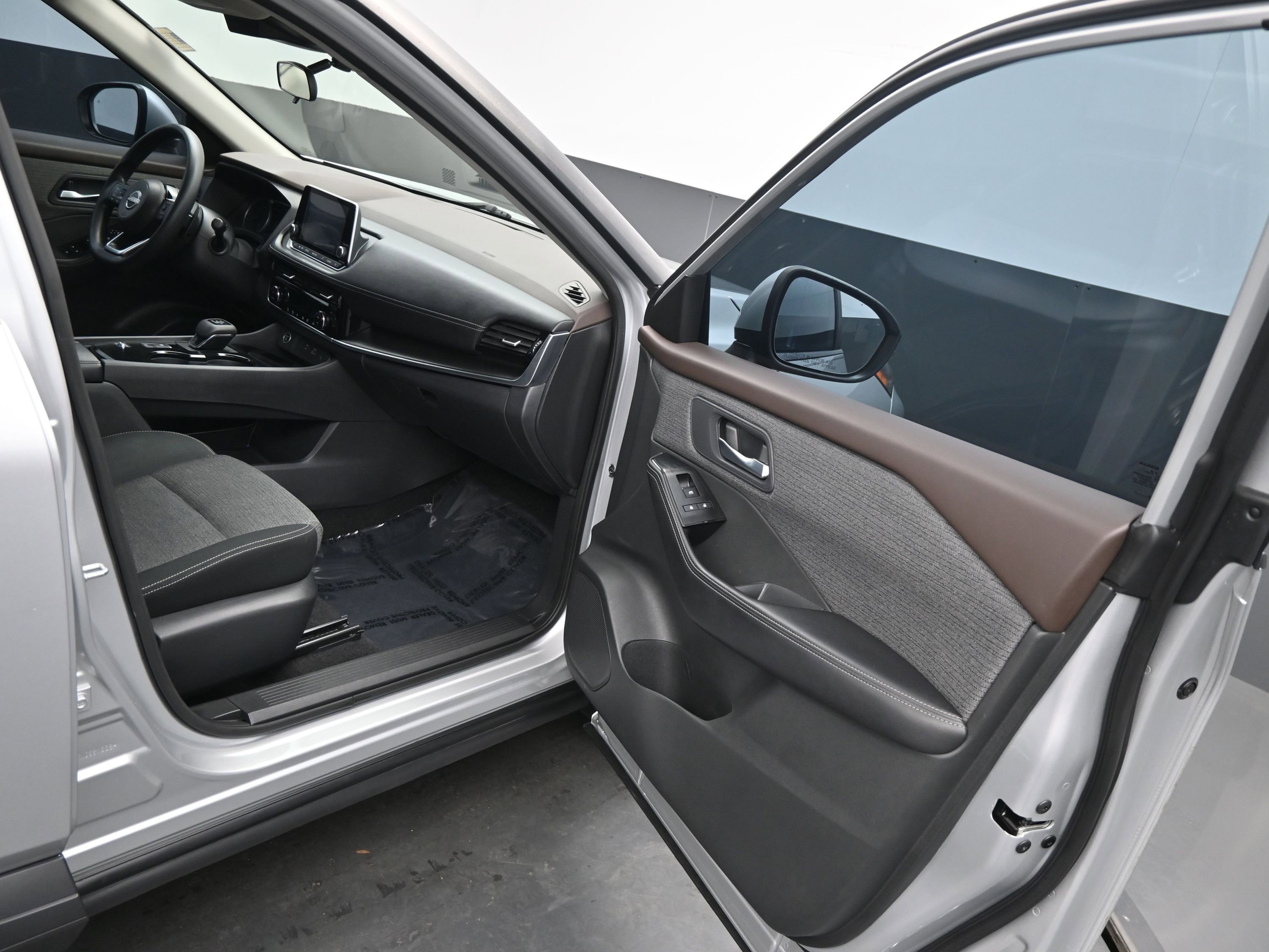 Used 2022 Nissan Rogue SV image 11