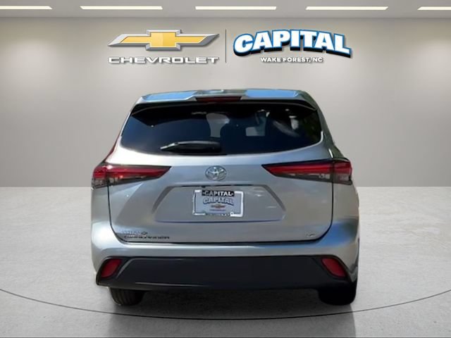 Used 2023 Toyota Highlander LE FWD image 4